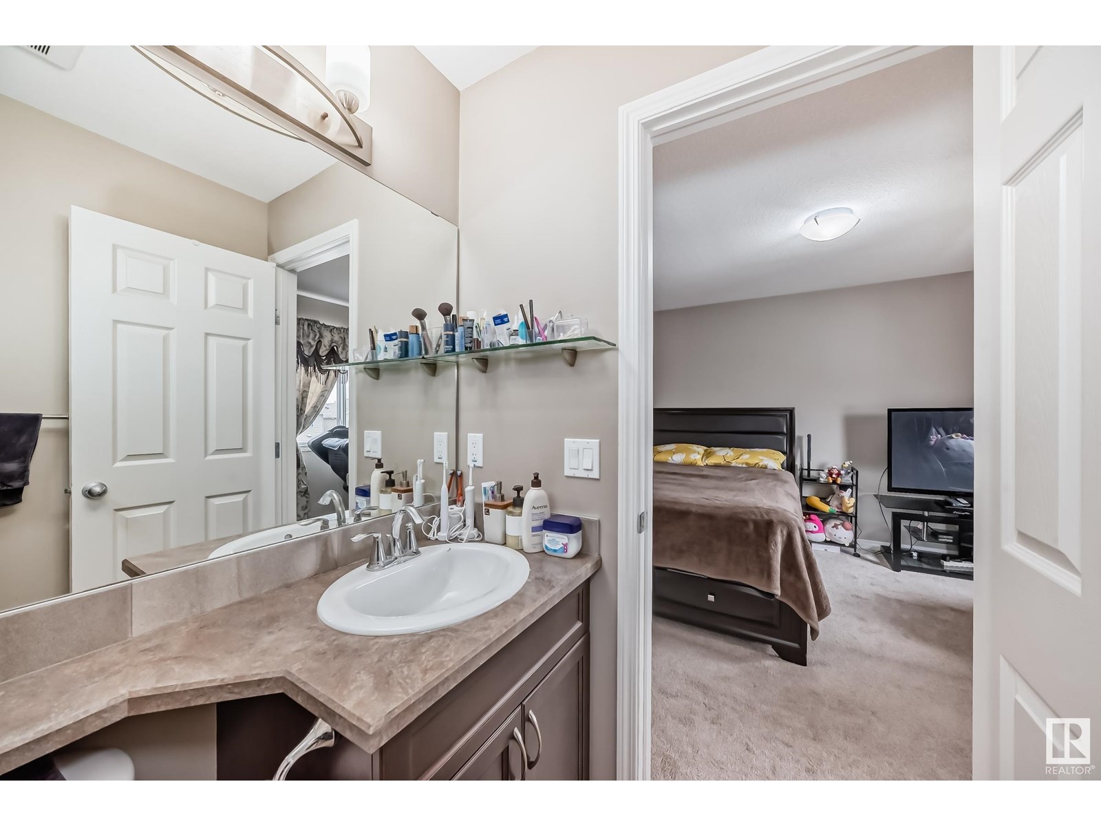 Property at 5212 21 AV SW image 4