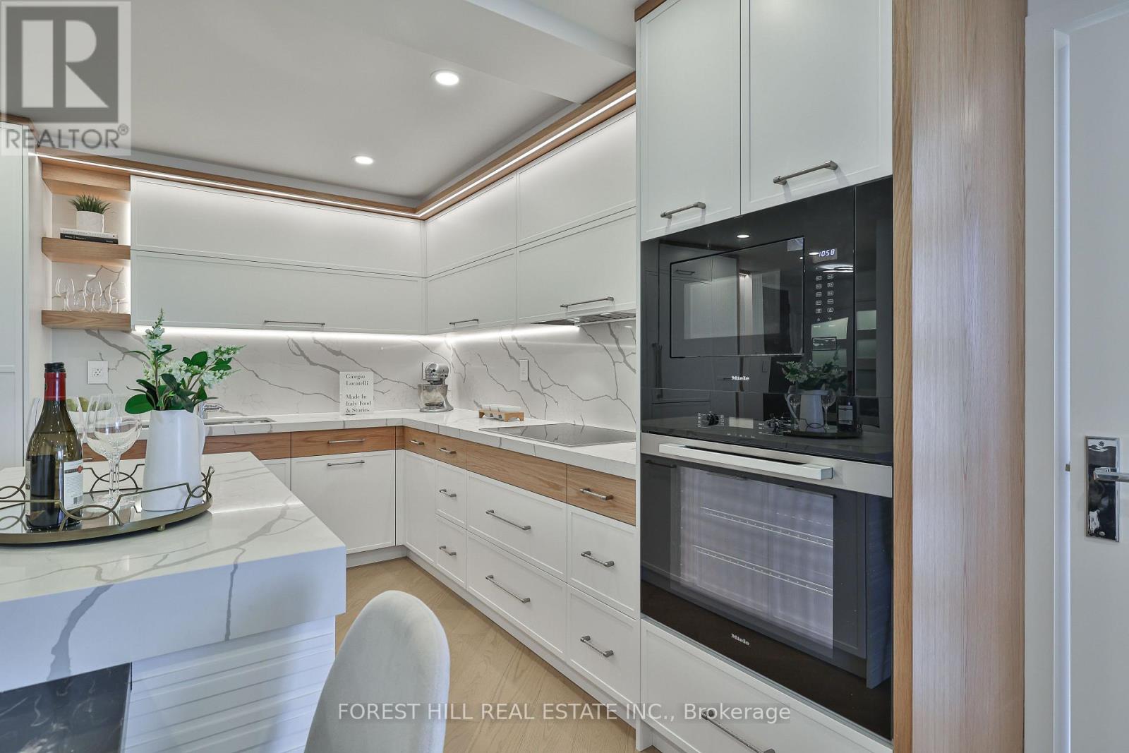 808 - 447 Walmer Road, Toronto, Ontario  M5P 2X9 - Photo 10 - C12305259