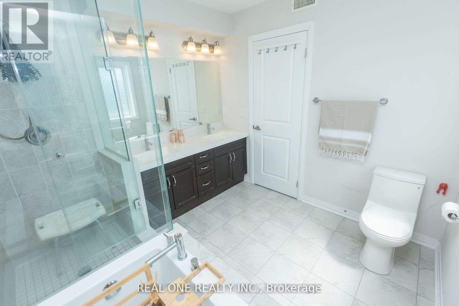 203 Downsview Park Boulevard, Toronto, Ontario  M3K 0C8 - Photo 14 - W12305286