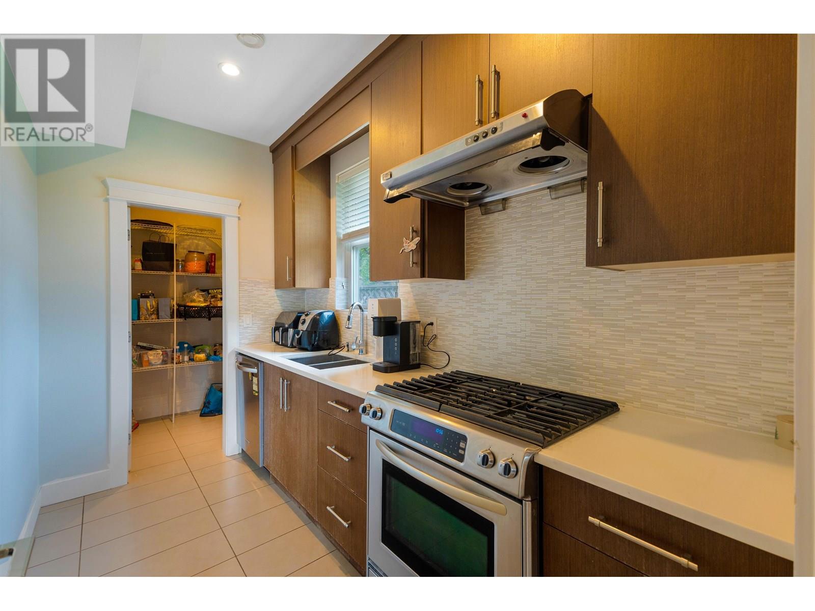 Property at 5252 LYNN PLACE image 4