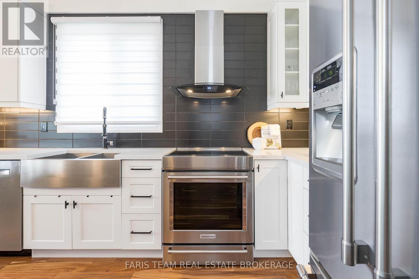 Property at 325 ABERDEEN BOULEVARD image 5