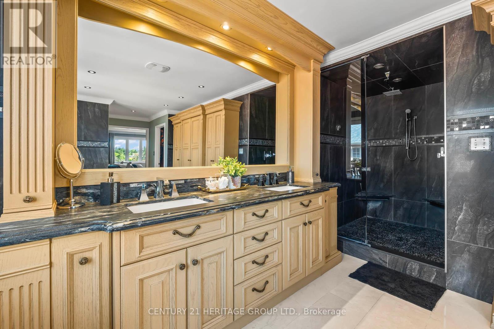 2010 Parklane Crescent, Burlington (Rose), Ontario  L7M 3V5 - Photo 16 - W12208376