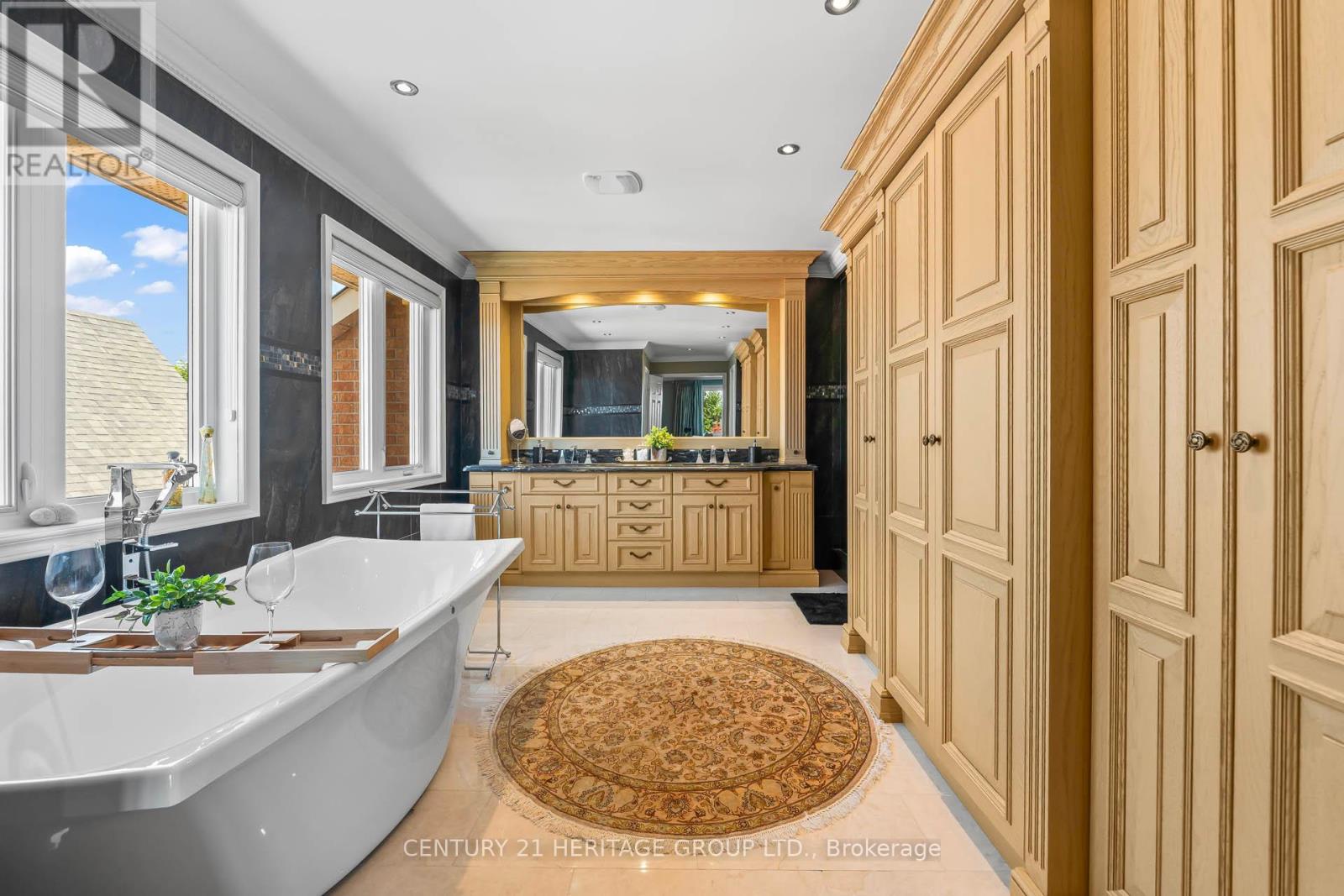 2010 Parklane Crescent, Burlington (Rose), Ontario  L7M 3V5 - Photo 14 - W12208376