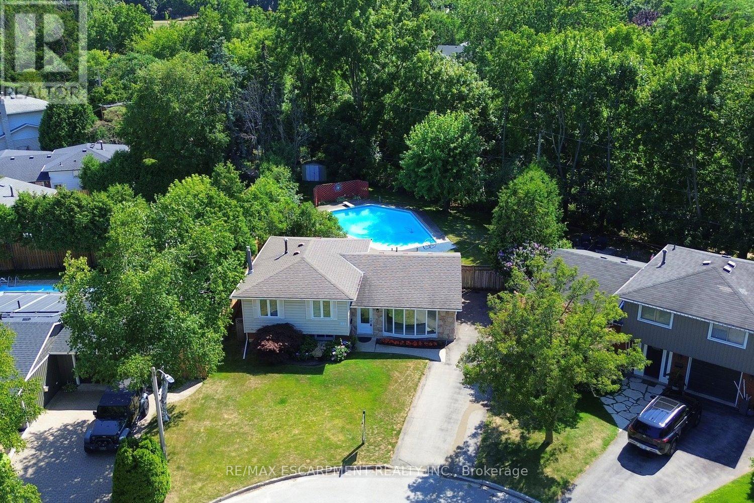 552 Hull Court, Burlington, Ontario  L7N 3C9 - Photo 3 - W12305386
