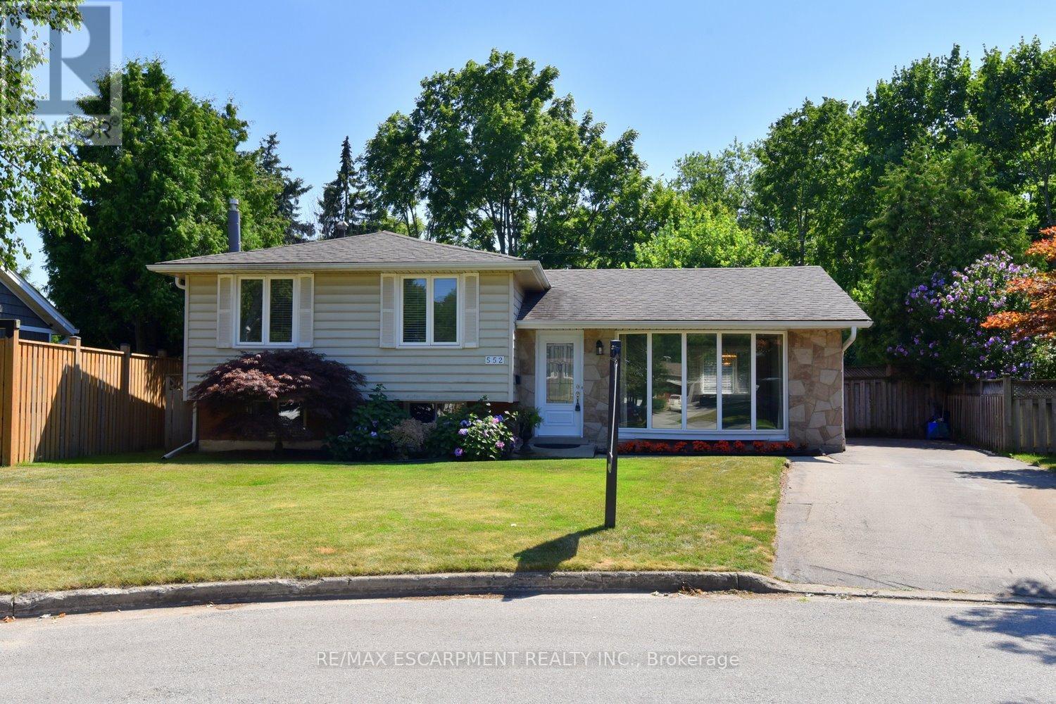 552 Hull Court, Burlington, Ontario  L7N 3C9 - Photo 4 - W12305386
