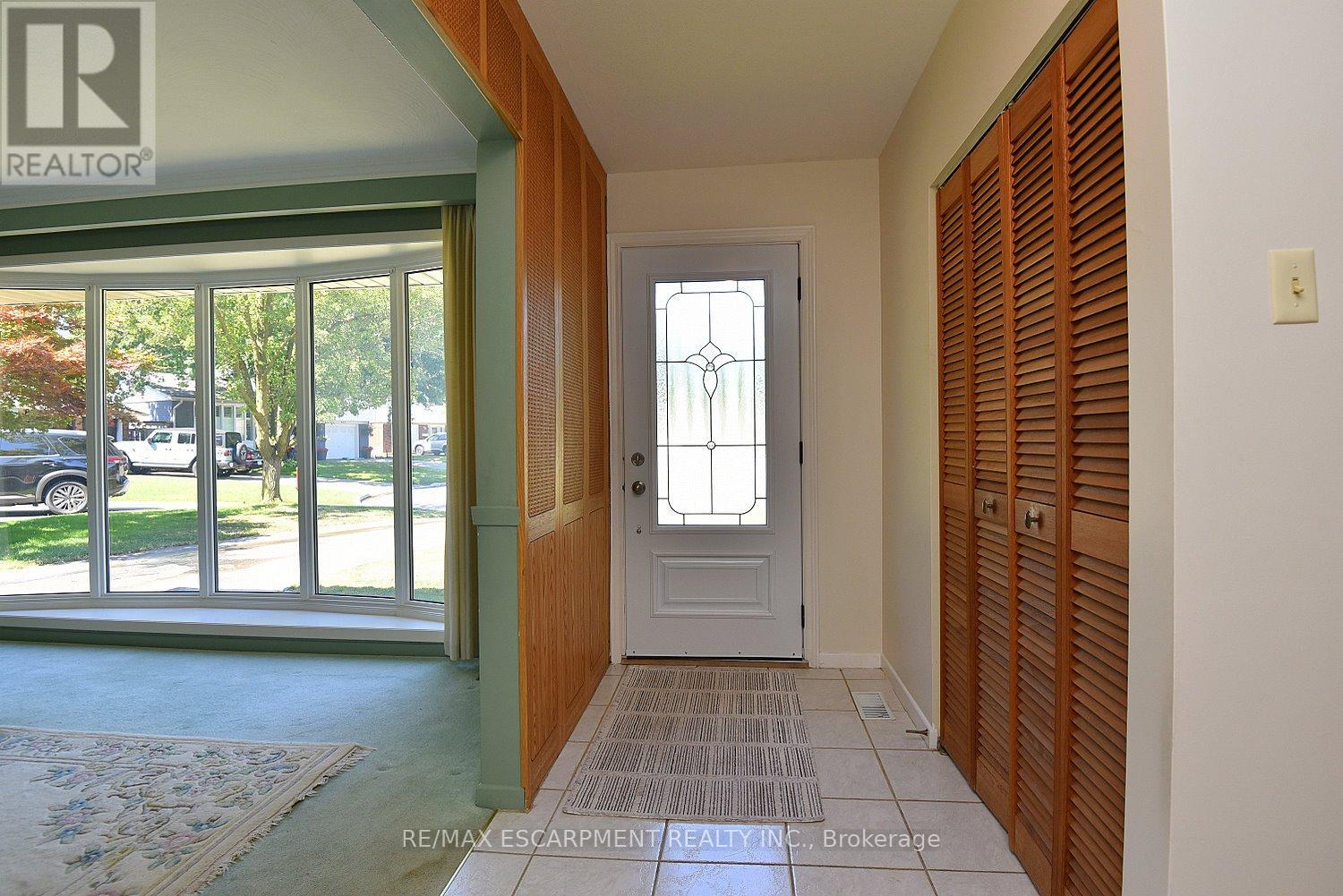 552 Hull Court, Burlington, Ontario  L7N 3C9 - Photo 7 - W12305386