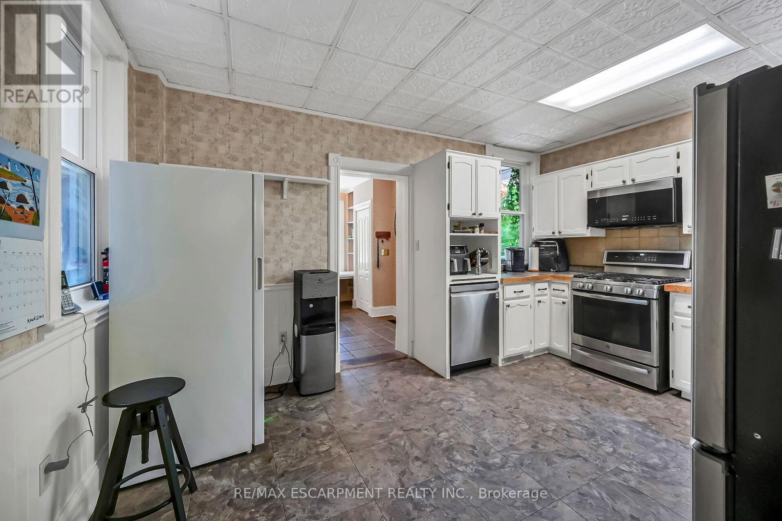 94 Sutherland Street W, Haldimand, Ontario  N3W 1B5 - Photo 9 - X12305371