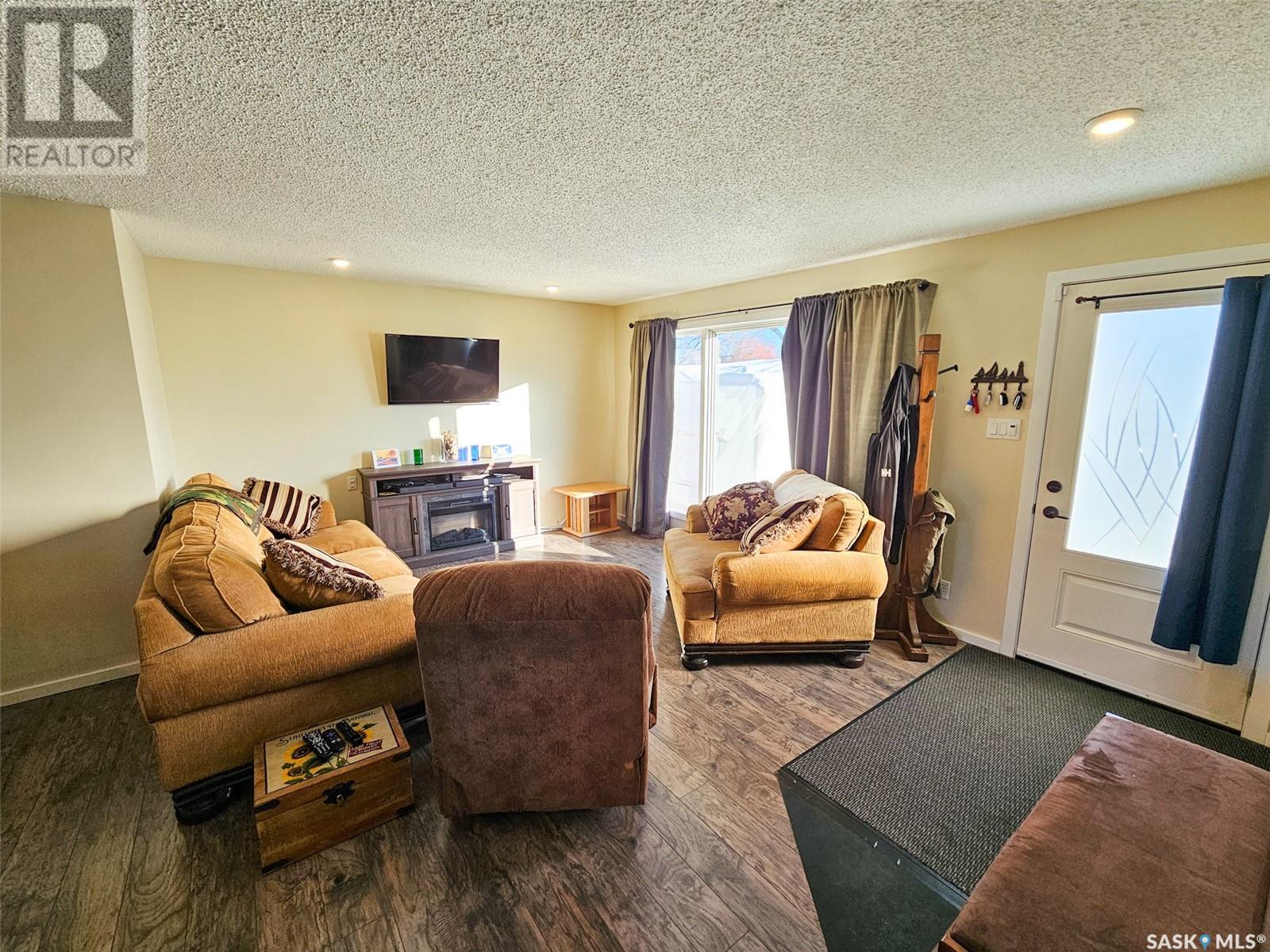 226 6th Avenue Se, Swift Current, Saskatchewan  S9H 3N8 - Photo 2 - SK013675