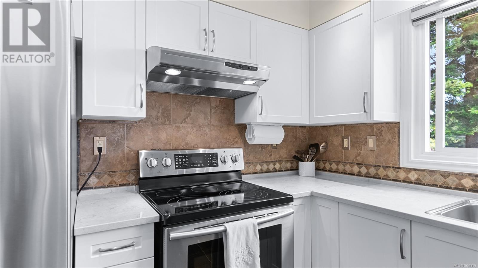 Property at 2059 Saltair Pl image 4