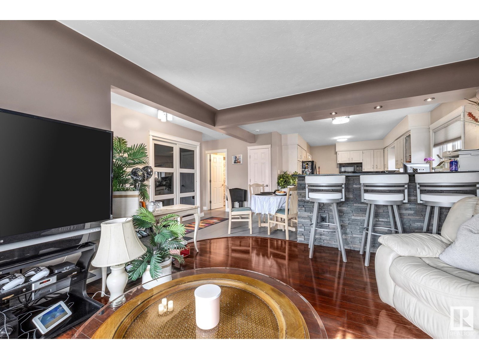 Property at 6308 94B AV NW image 5