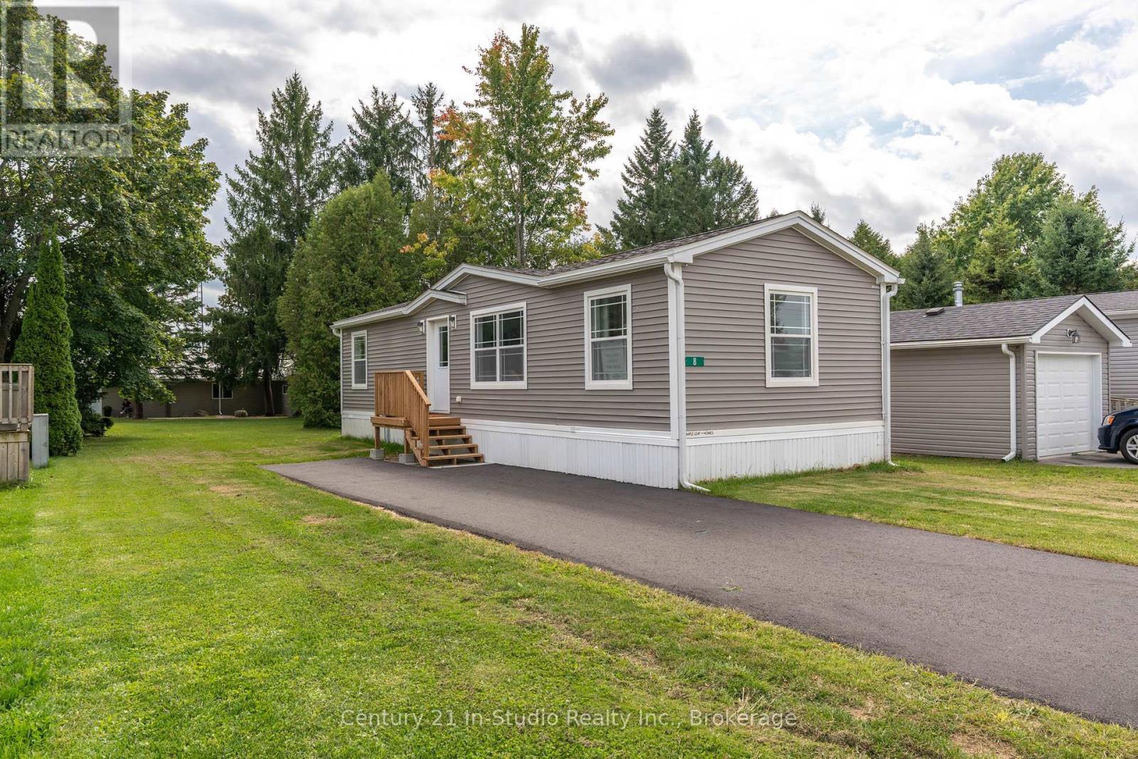 8 Sussex Square, Georgian Bluffs, Ontario N4K 5N5 - Photo 1 - X12170433