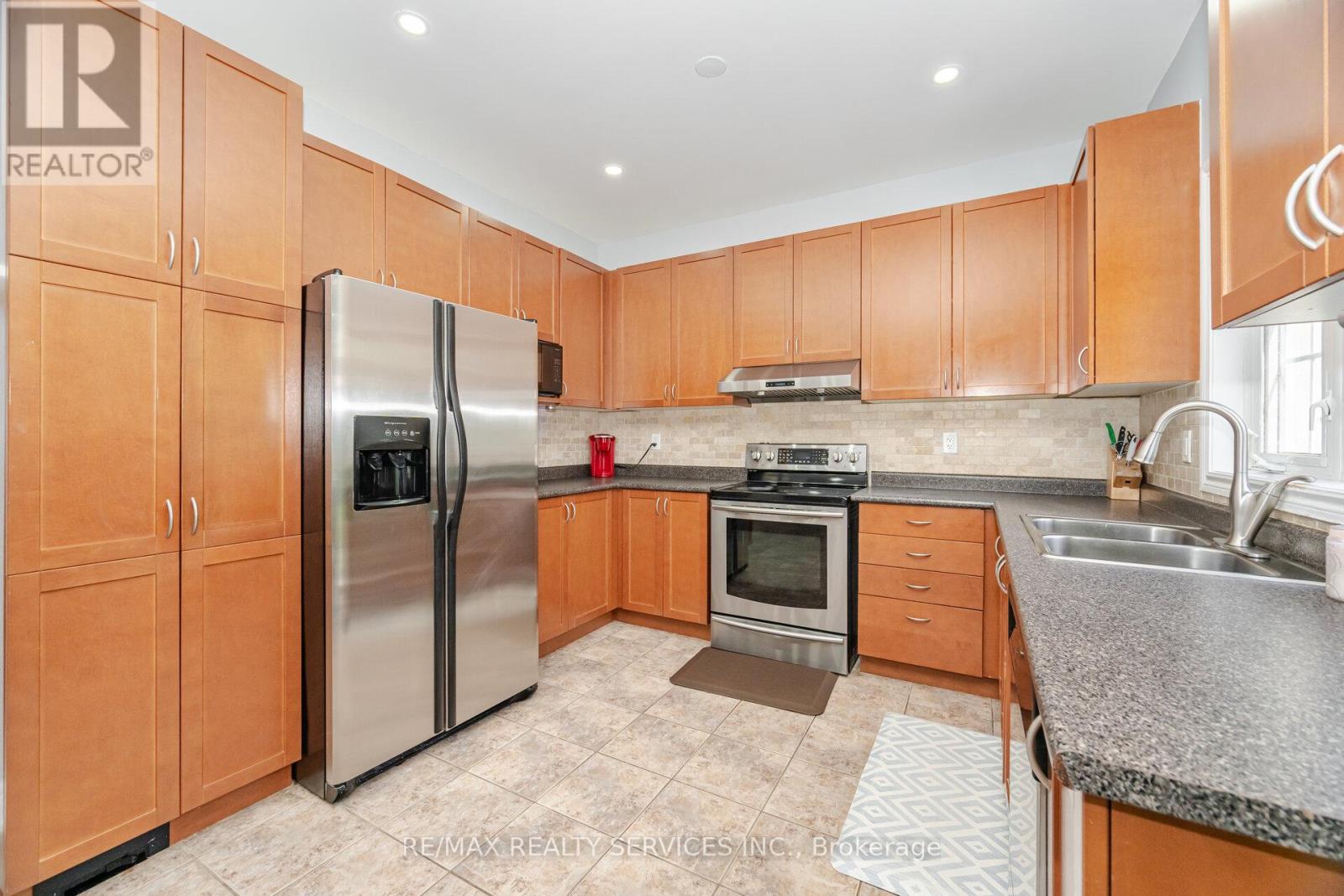 11 Belleville Drive, Brampton, Ontario  L6P 1V7 - Photo 11 - W12305637