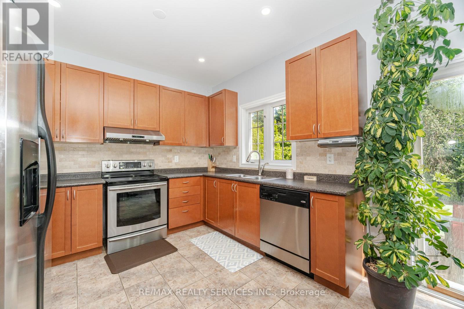 11 Belleville Drive, Brampton, Ontario  L6P 1V7 - Photo 12 - W12305637