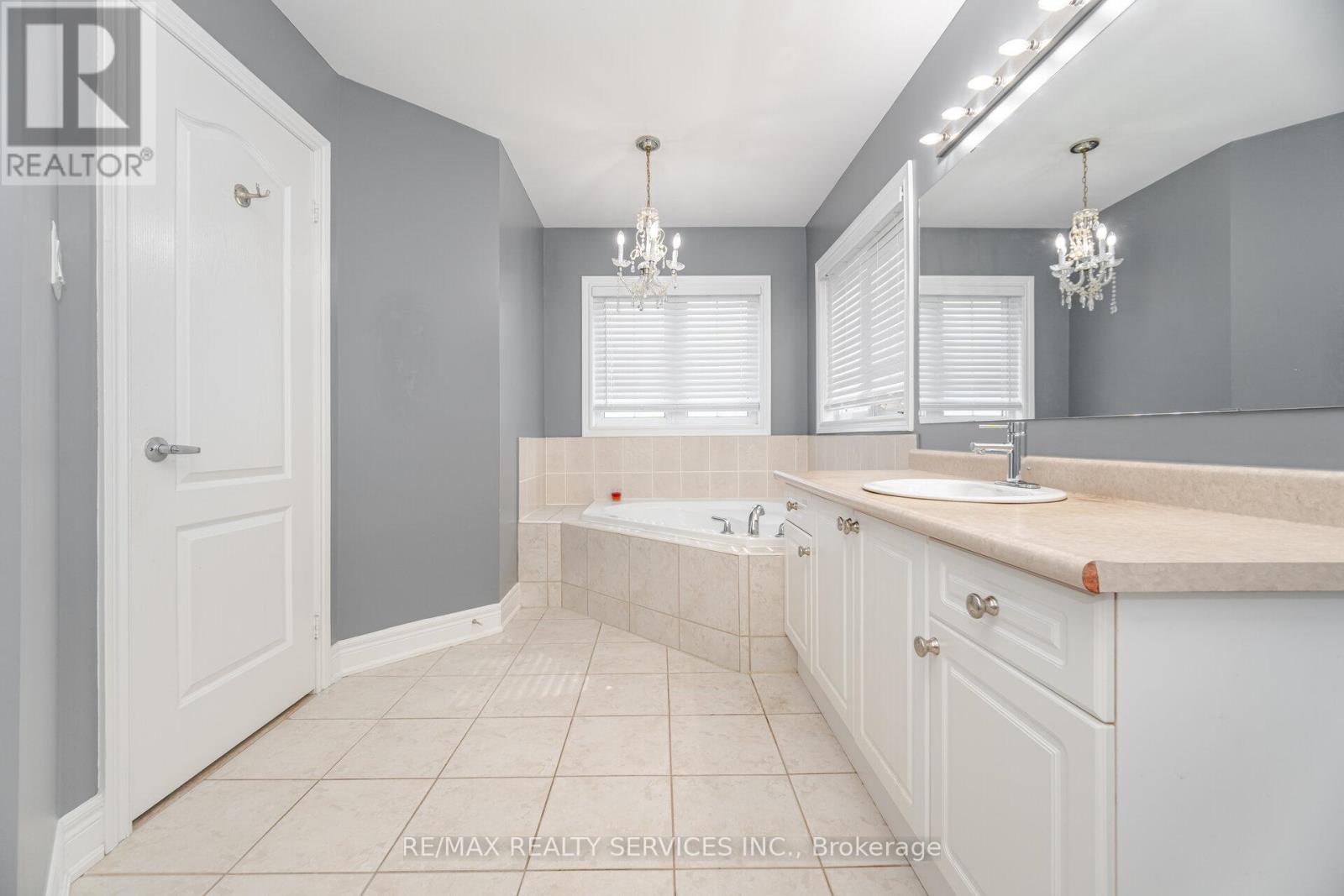 11 Belleville Drive, Brampton, Ontario  L6P 1V7 - Photo 25 - W12305637