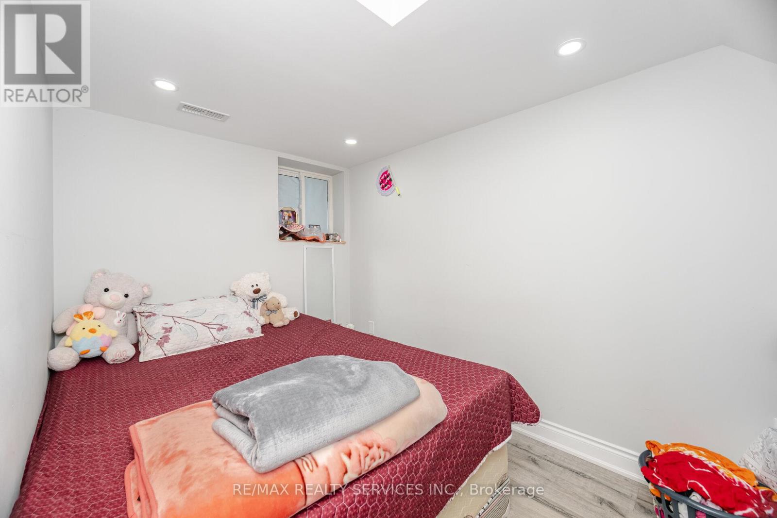 11 Belleville Drive, Brampton, Ontario  L6P 1V7 - Photo 35 - W12305637