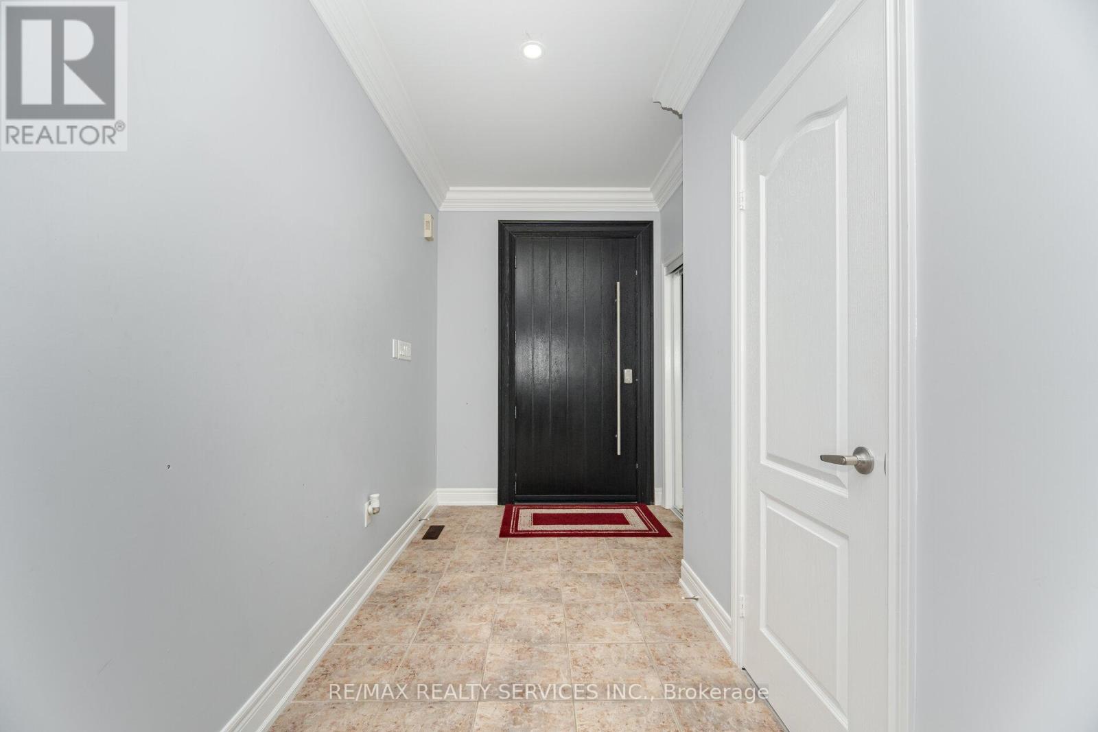 11 Belleville Drive, Brampton, Ontario  L6P 1V7 - Photo 6 - W12305637