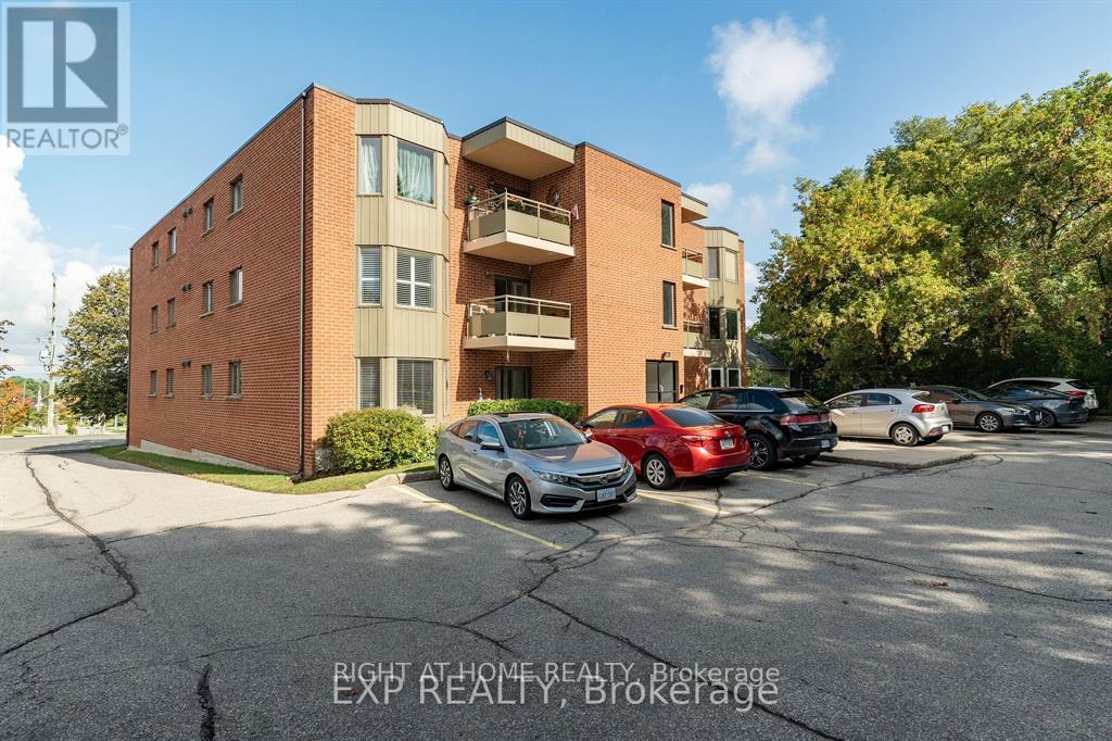 101 - 401 Erb Street W, Waterloo, Ontario  N2L 1W7 - Photo 4 - X12297649