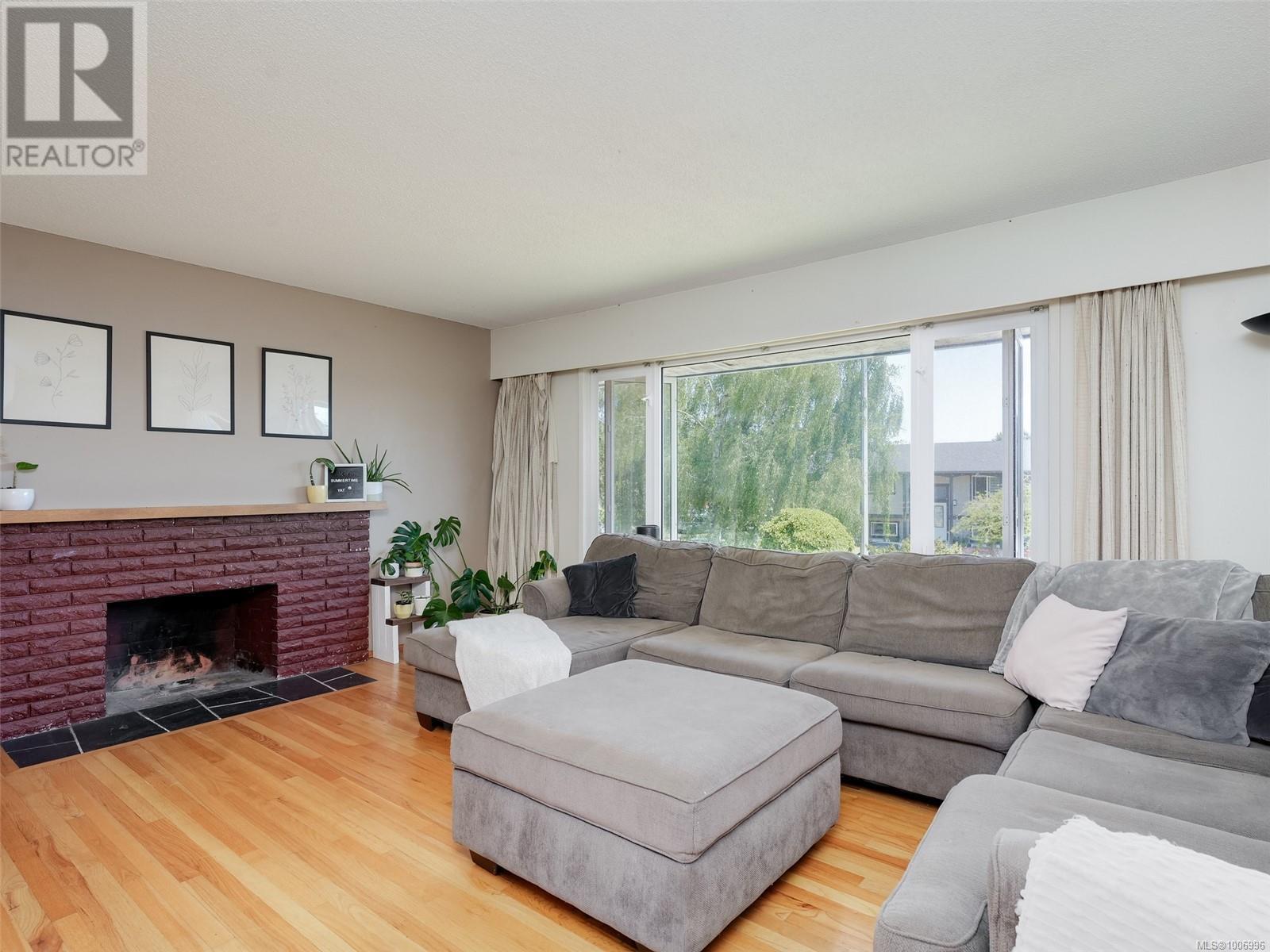 Property at 3988 Birchwood St image 2