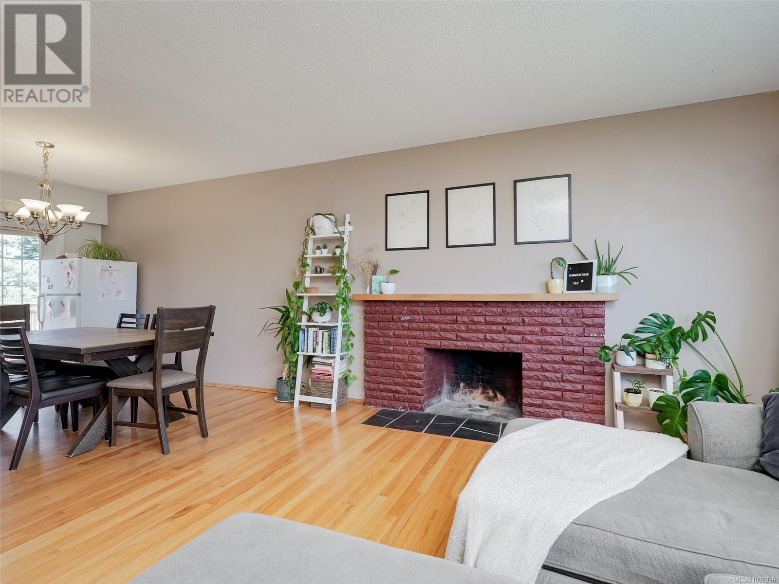 Property at 3988 Birchwood St image 4