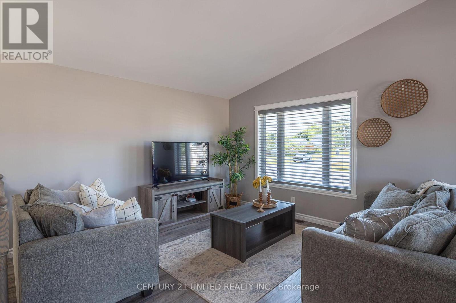 Property at 102 KING STREET W image 3