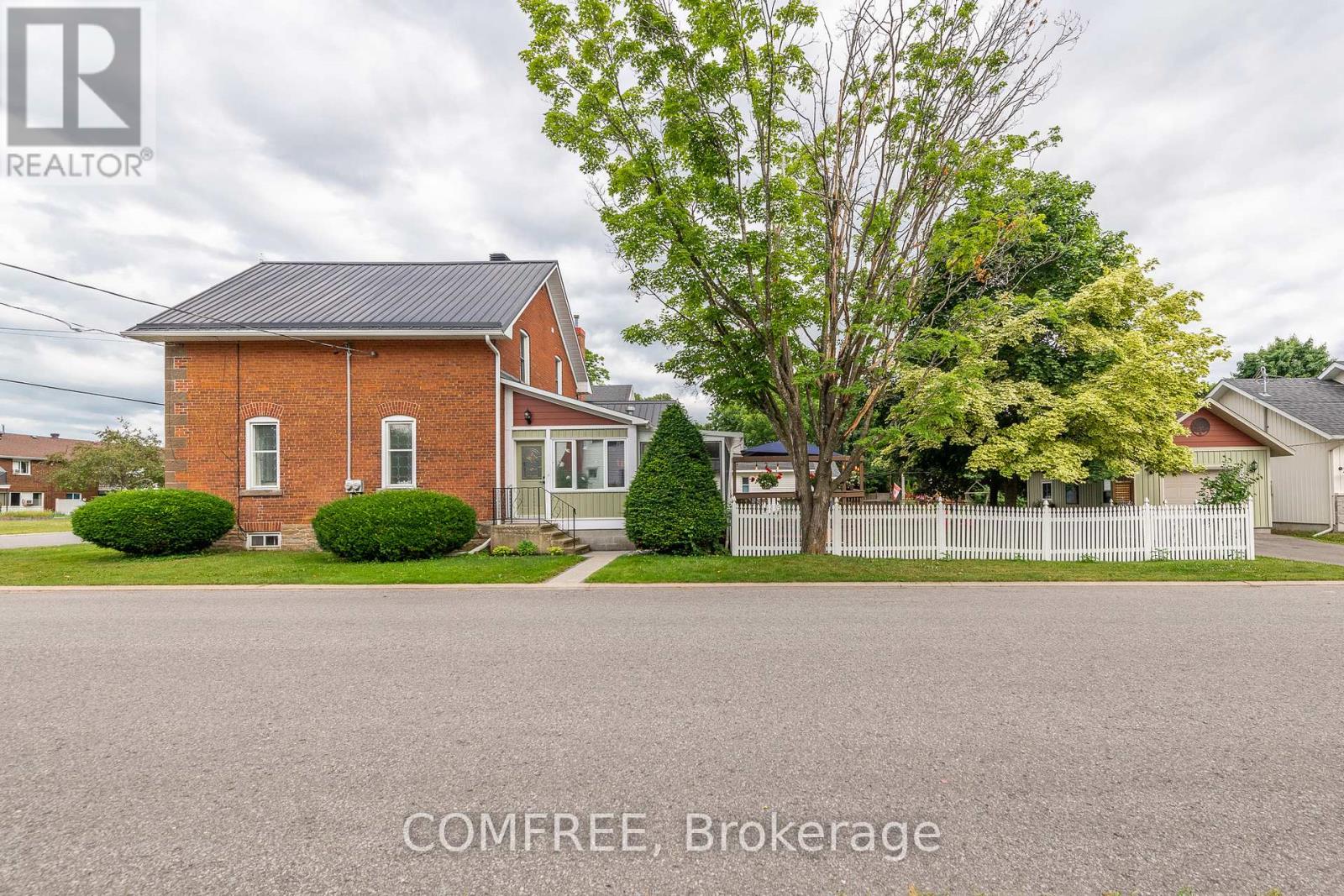 Property at 256A AND 256B FLORA STREET image 3