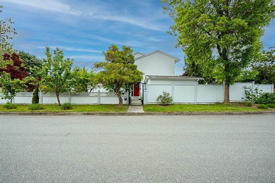 15524 96B AVENUE, surrey, British Columbia