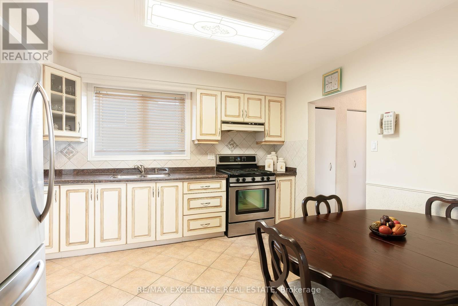90 Goldsboro Road, Toronto, Ontario  N9L 1A8 - Photo 8 - W12305789