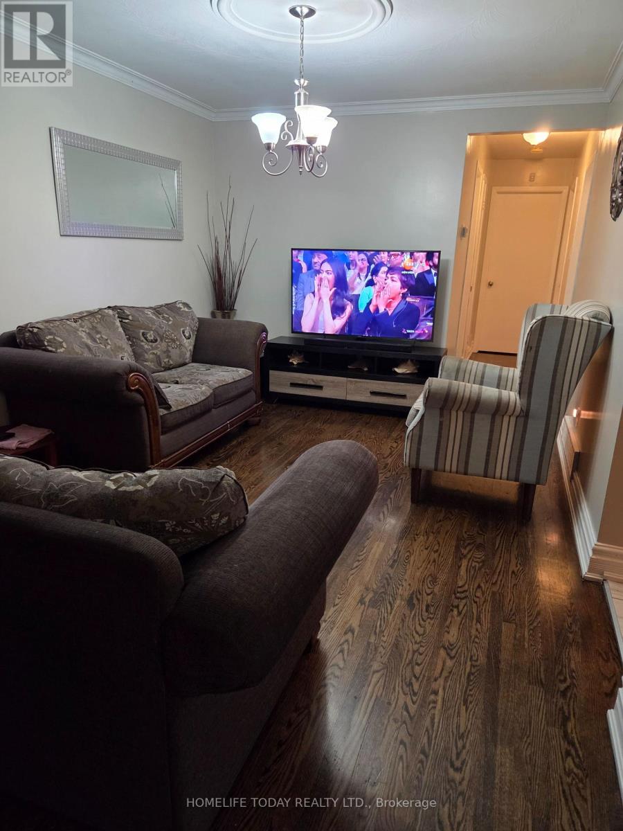 Main - 50 Blossom Crescent, Toronto, Ontario  M3N 2B2 - Photo 4 - W12289708