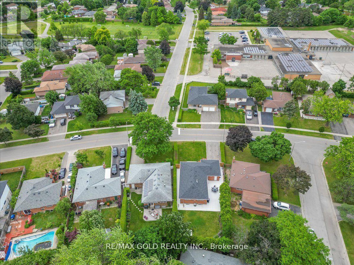 53 Dorchester Drive, Brampton, Ontario  L6T 3E2 - Photo 4 - W12290492