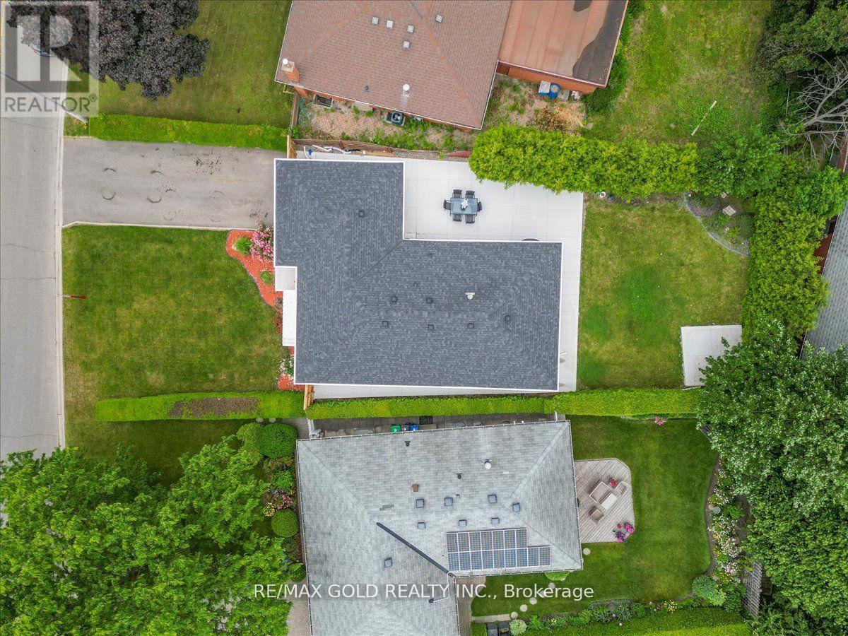 53 Dorchester Drive, Brampton, Ontario  L6T 3E2 - Photo 6 - W12290492
