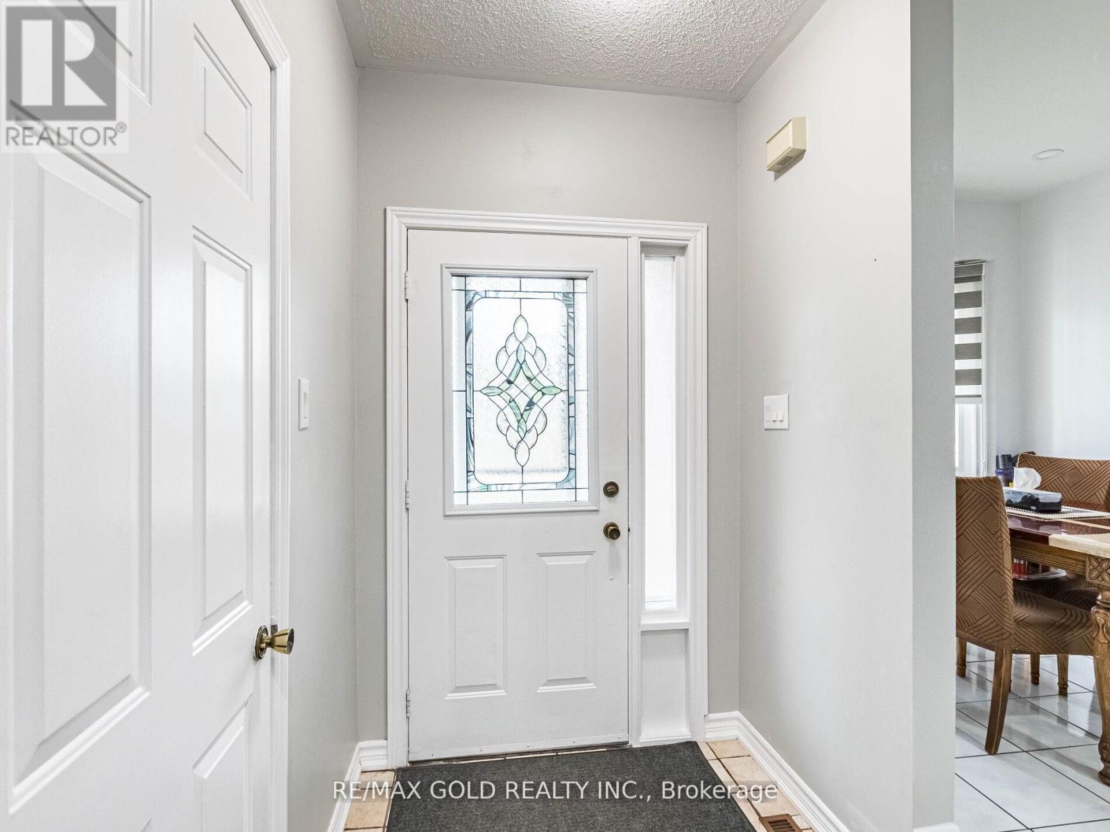 14 Kentucky Drive, Brampton, Ontario  L6Y 4G2 - Photo 4 - W12305874