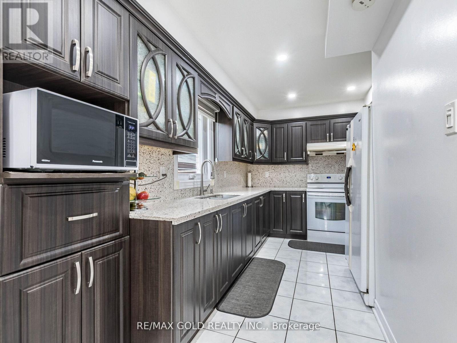 14 Kentucky Drive, Brampton, Ontario  L6Y 4G2 - Photo 6 - W12305874