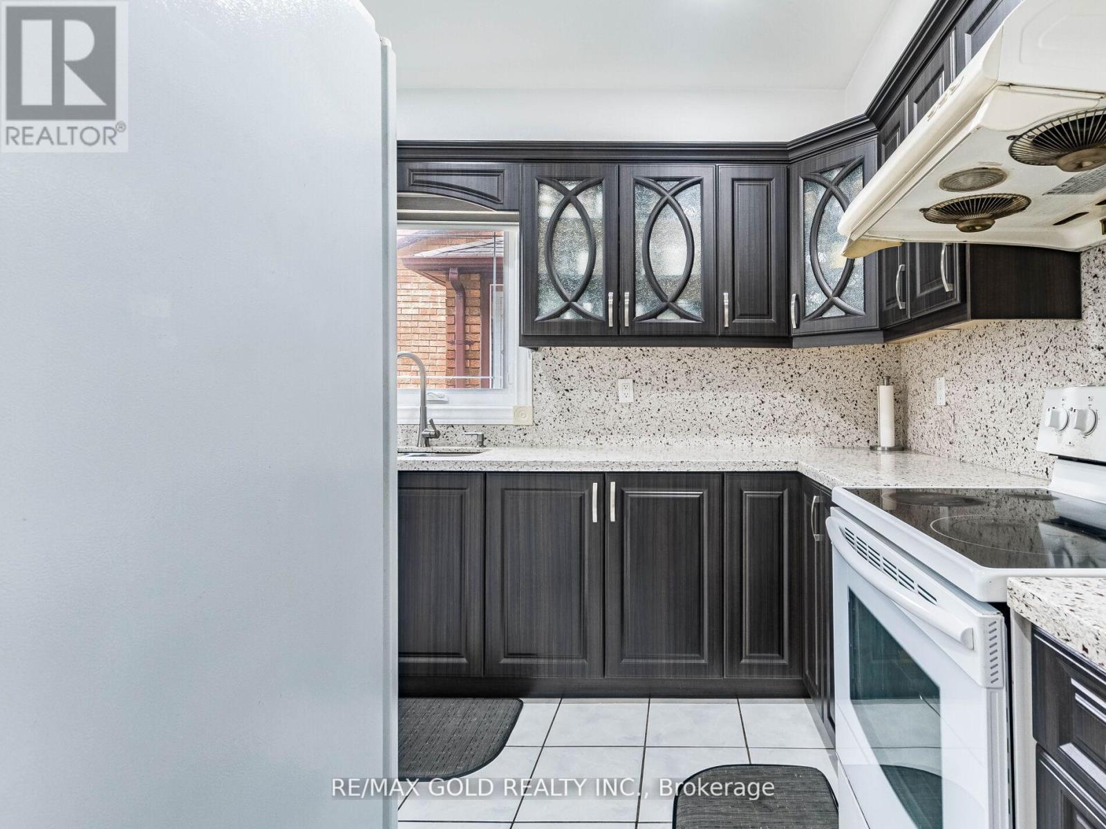 14 Kentucky Drive, Brampton, Ontario  L6Y 4G2 - Photo 7 - W12305874