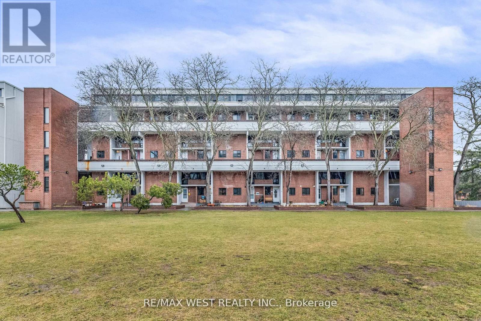 Property at 305 - 155 LEEWARD GLENWAY image 2