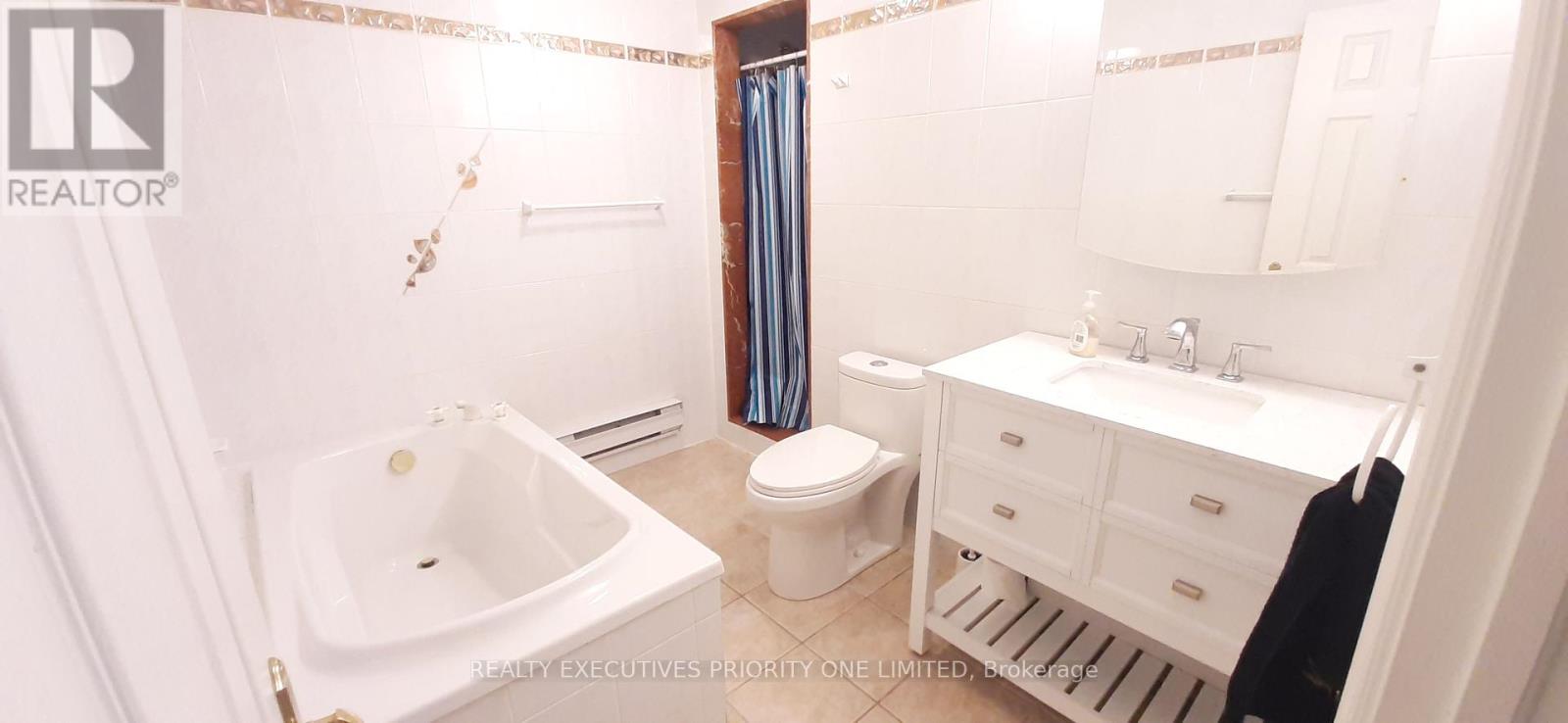 32 Bayside Court, Vaughan (East Woodbridge), Ontario  L4L 8J8 - Photo 8 - N12306003