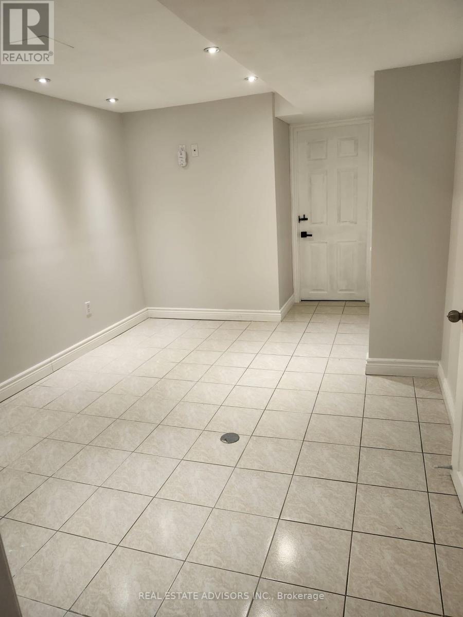 45 Hisey Crescent, Toronto, Ontario  M3N 1T9 - Photo 4 - W12305994