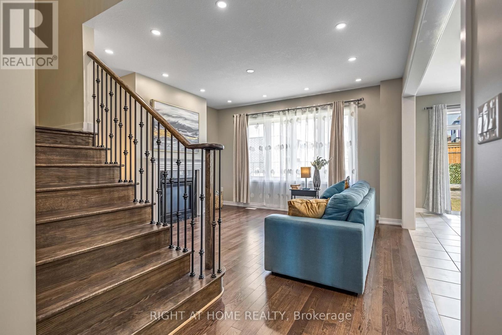 44 Santos Drive, Haldimand, Ontario  N3W 0H1 - Photo 8 - X12305981