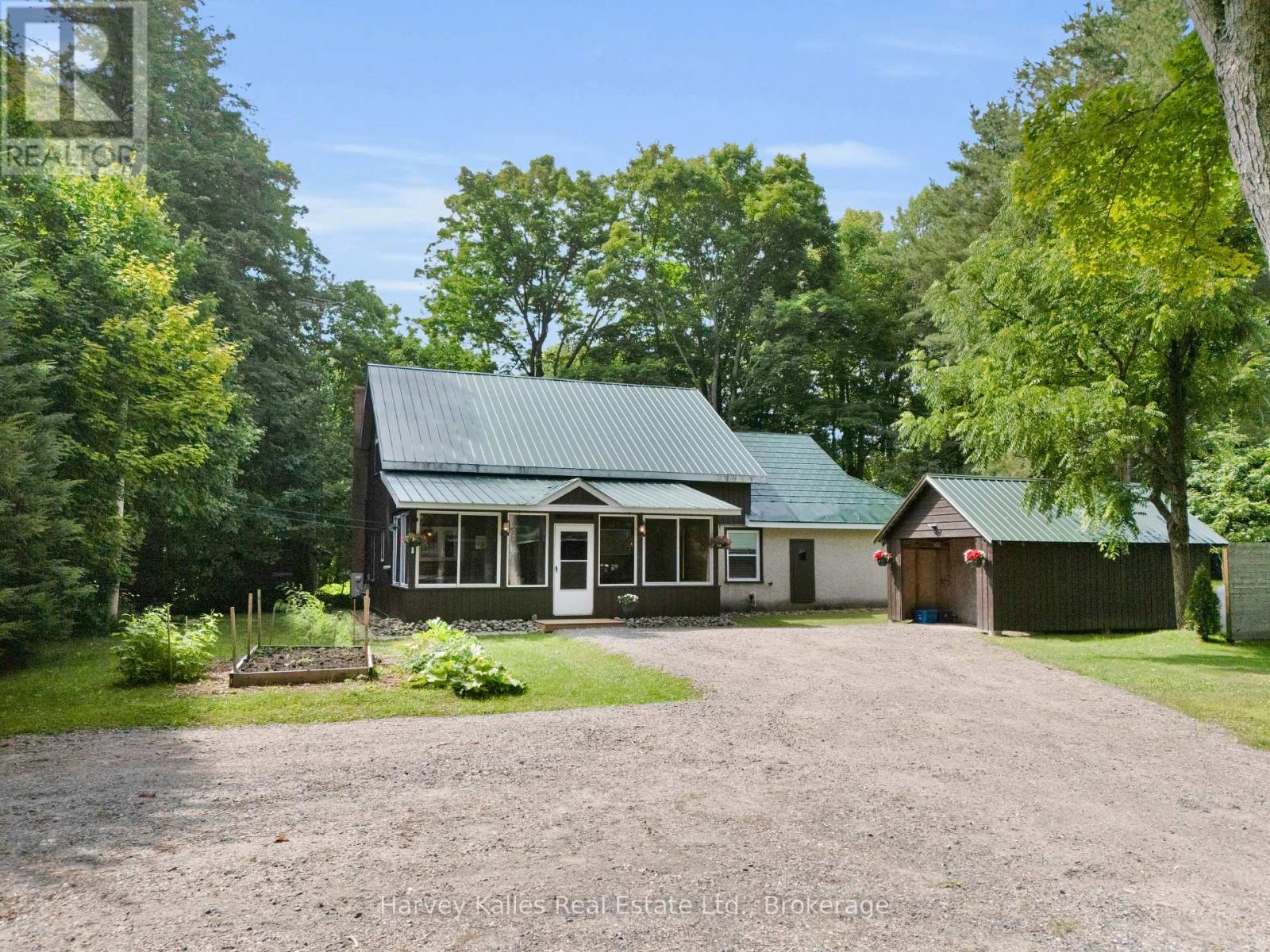 15 Victoria Street, Seguin, Ontario  P0C 1J0 - Photo 5 - X12306117