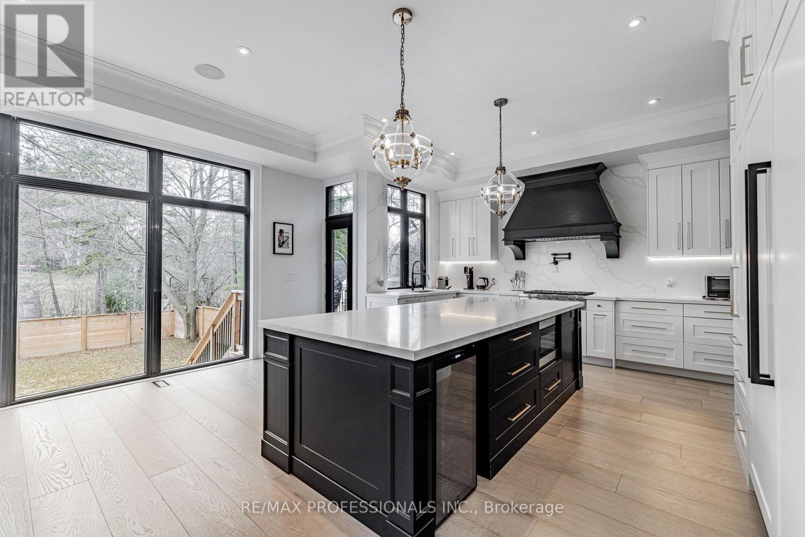 152 Wells Street, Aurora, Ontario  L4G 1T7 - Photo 10 - N12306143