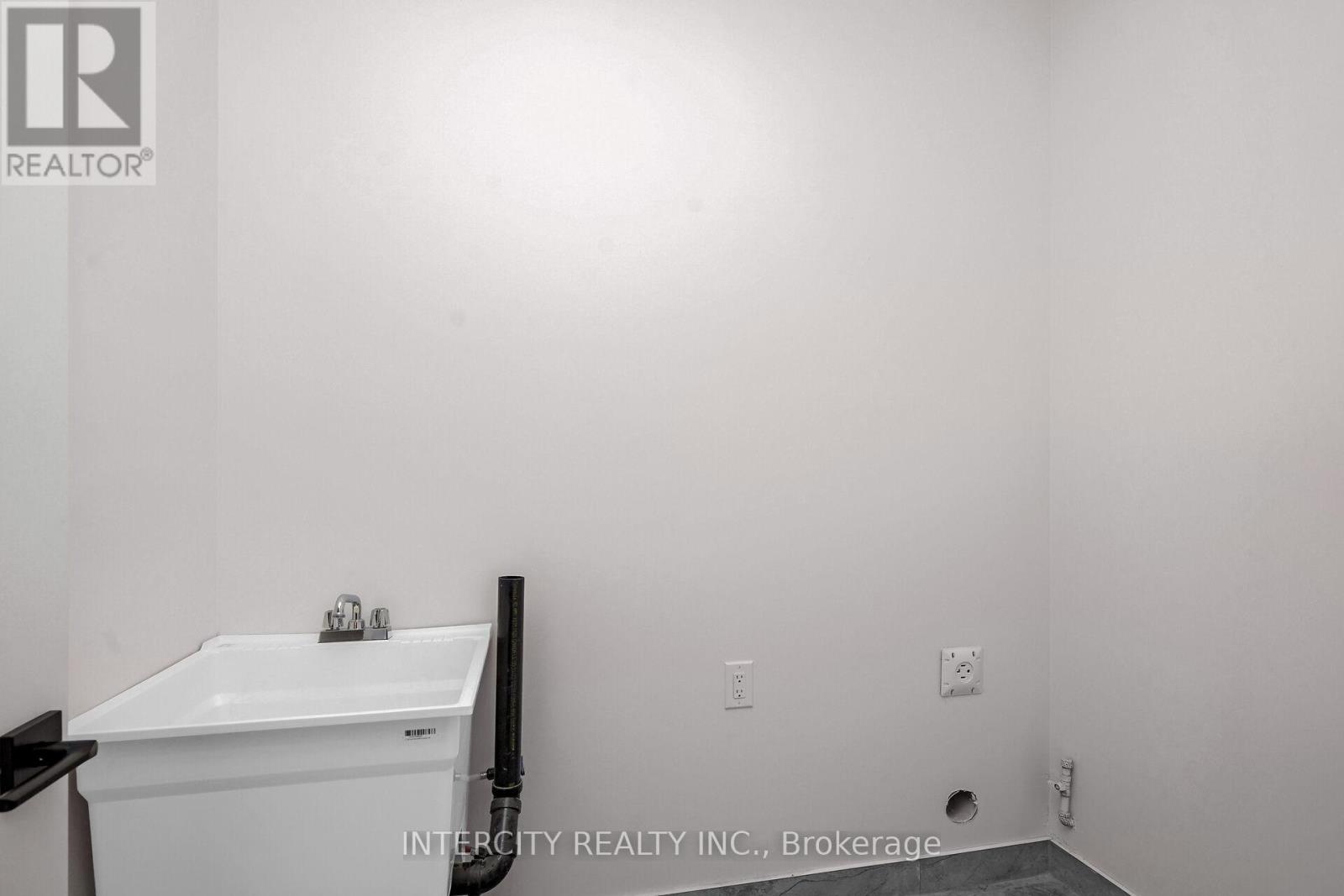 65 Claremont Drive, Brampton (Sandringham-Wellington North), Ontario  L6R 4E7 - Photo 32 - W12303320