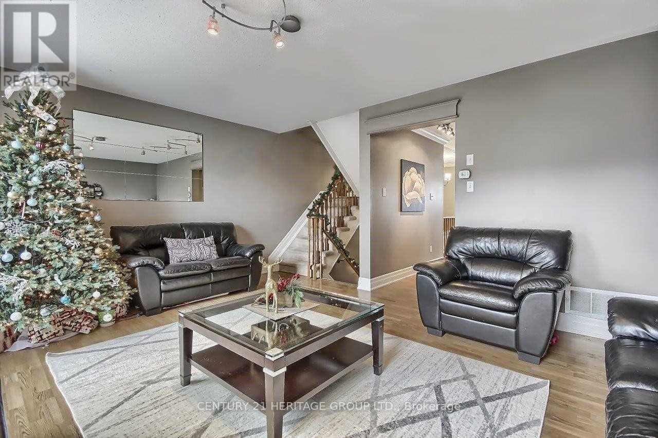 17 Stiles Avenue, Aurora, Ontario  L4G 7N3 - Photo 2 - N12306248