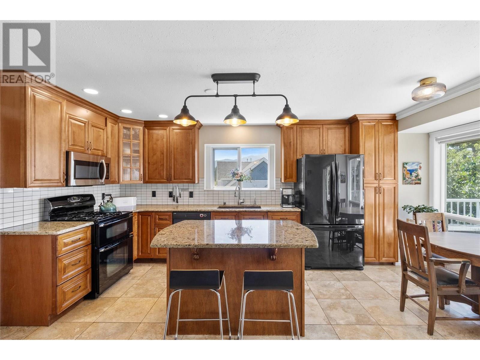Property at 2541 25 Street NE image 2