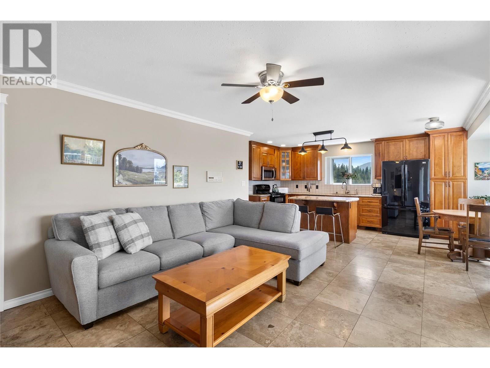 Property at 2541 25 Street NE image 4