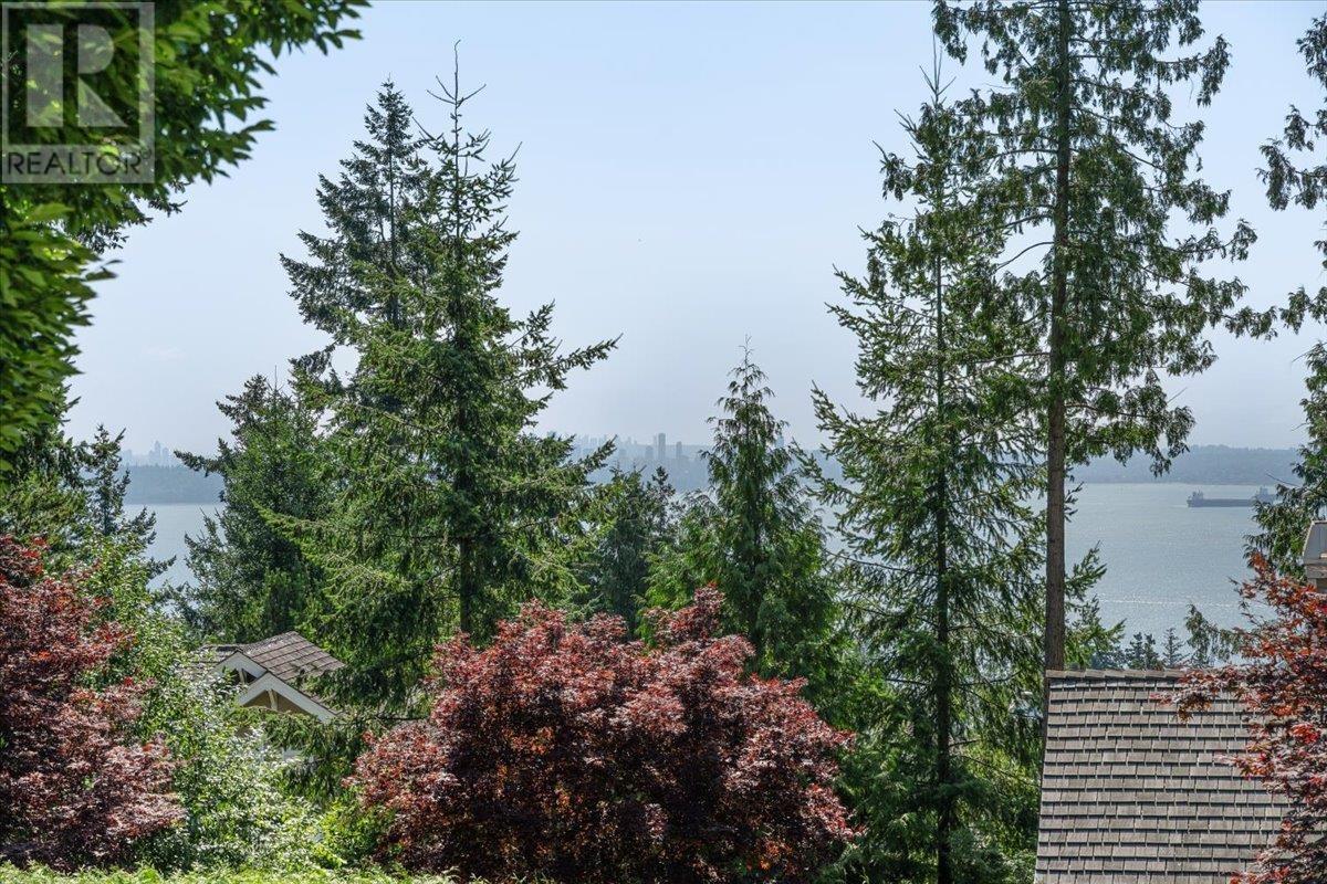 4949 Edendale Court, West Vancouver, British Columbia  V7W 3H7 - Photo 12 - R3030669
