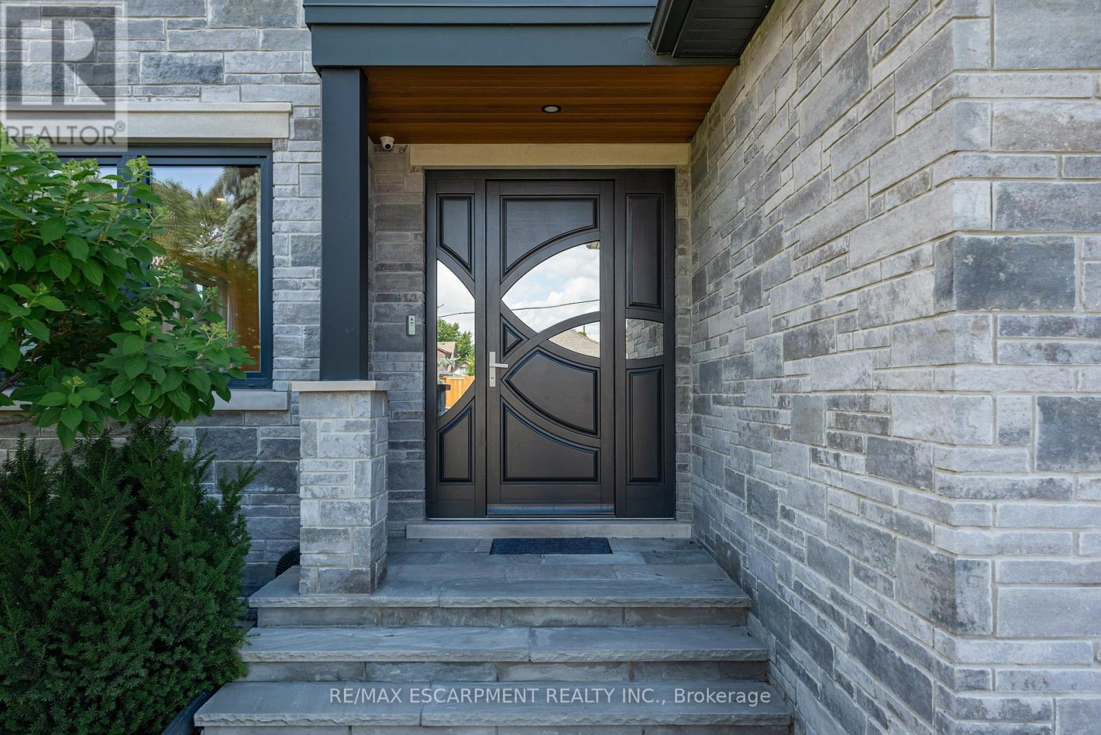 Property at 992 WALES AVENUE image 3