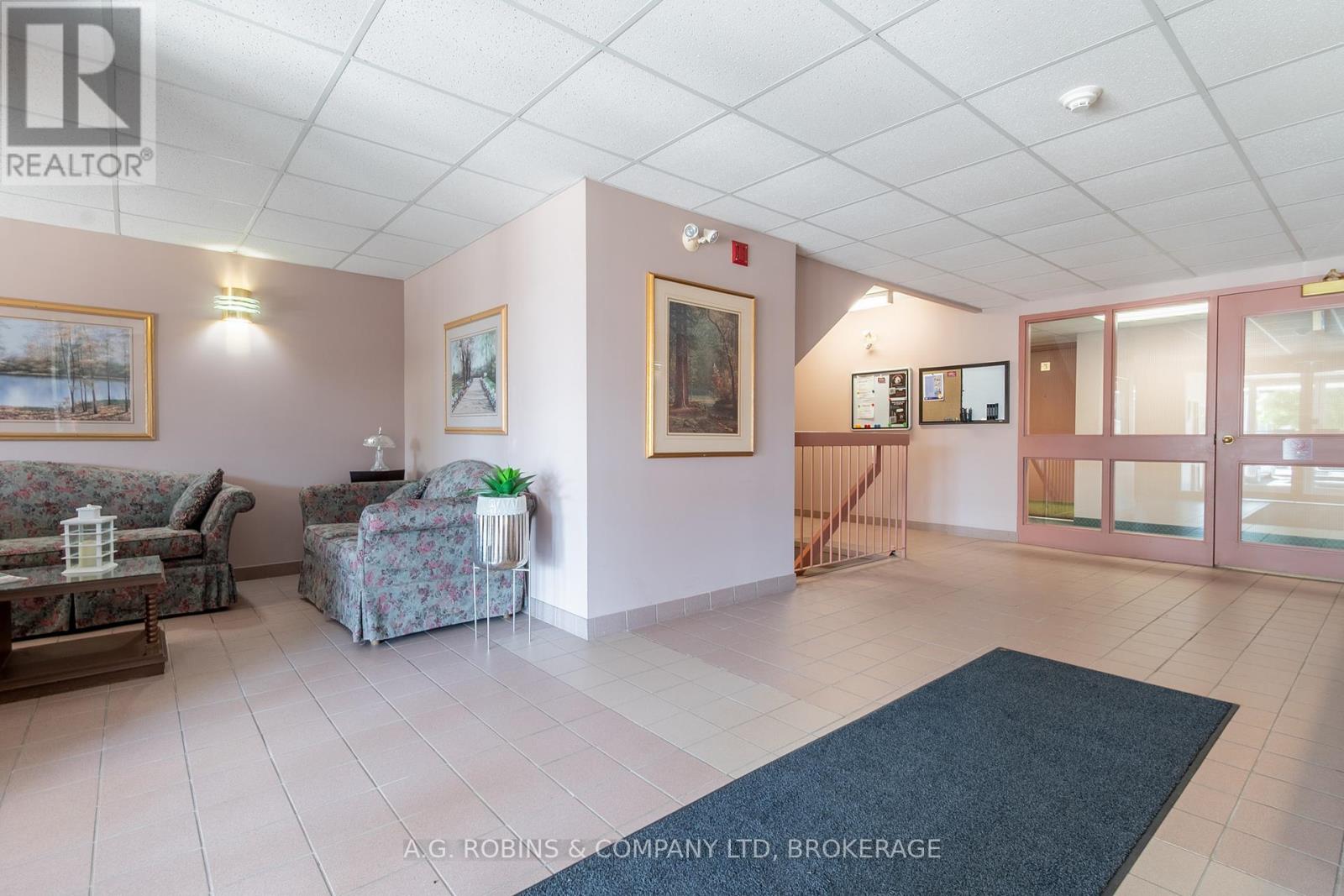 8 - 117 Willson Road, Welland, Ontario  L3C 2T4 - Photo 4 - X12306355