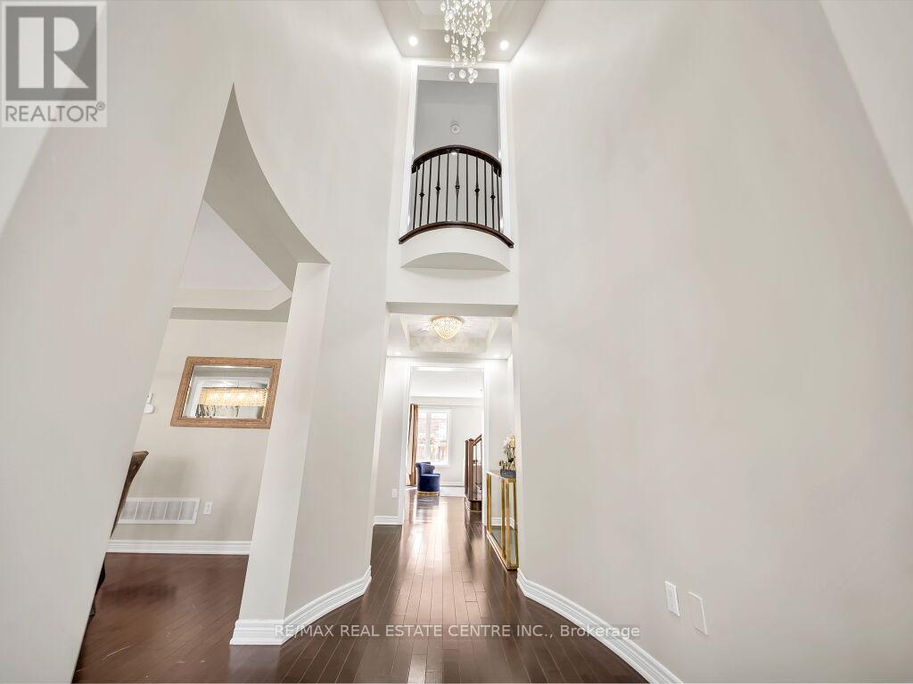 10 Vidal Road, Brampton (Credit Valley), Ontario  L6Y 2X7 - Photo 1 - W12306393