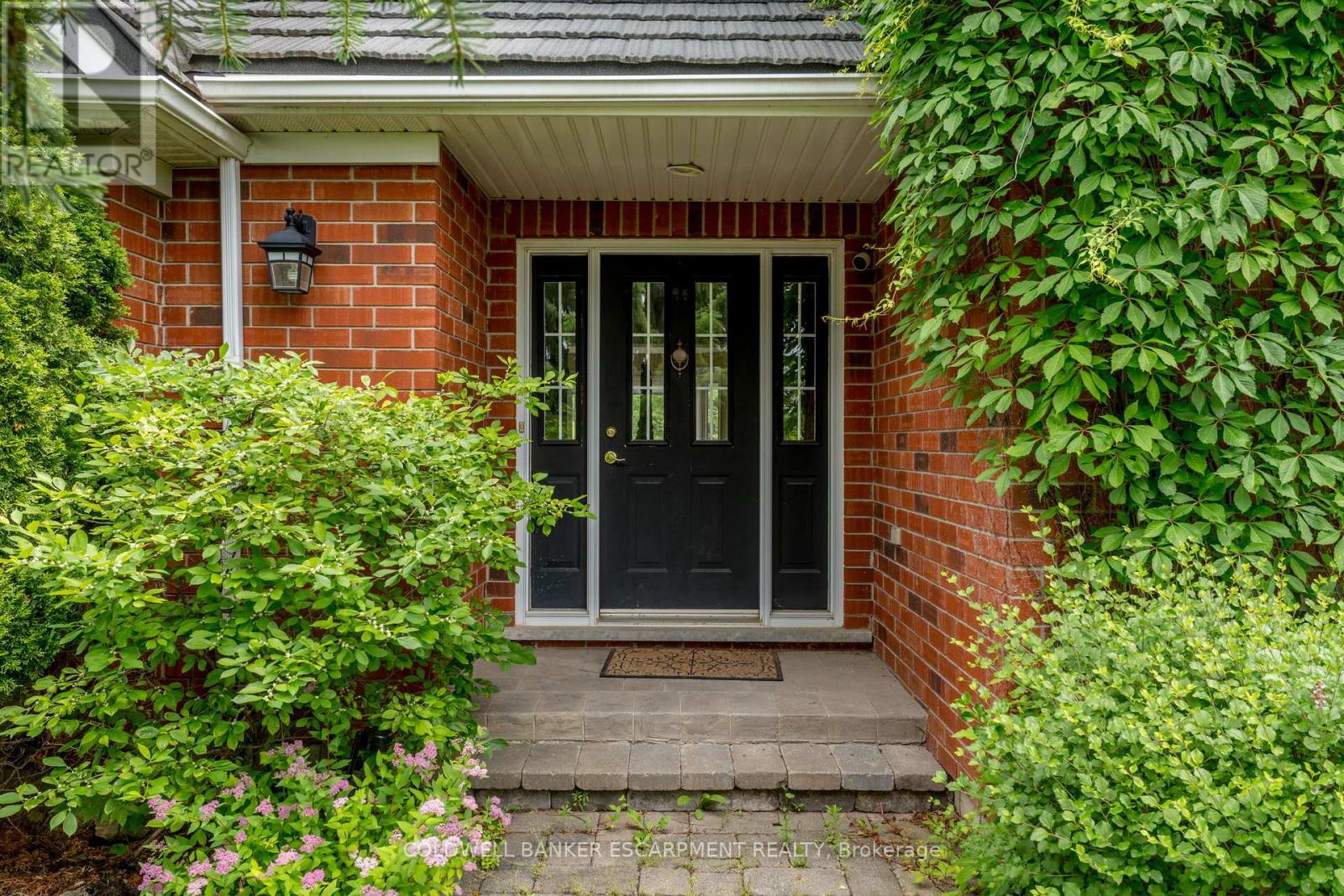 3 Morgan Drive, Halton Hills, Ontario  L7J 2L7 - Photo 4 - W12306420
