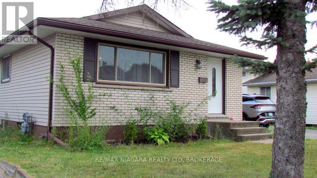 8110 Paddock Trail Drive, Niagara Falls, Ontario  L2H 1X3 - Photo 3 - X12304692