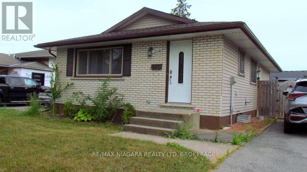 8110 Paddock Trail Drive, Niagara Falls, Ontario  L2H 1X3 - Photo 4 - X12304692